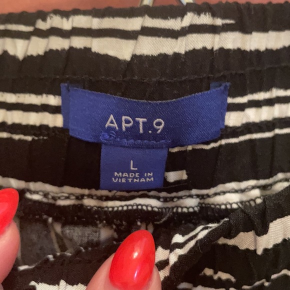 Shorts - Picture 2 of 3